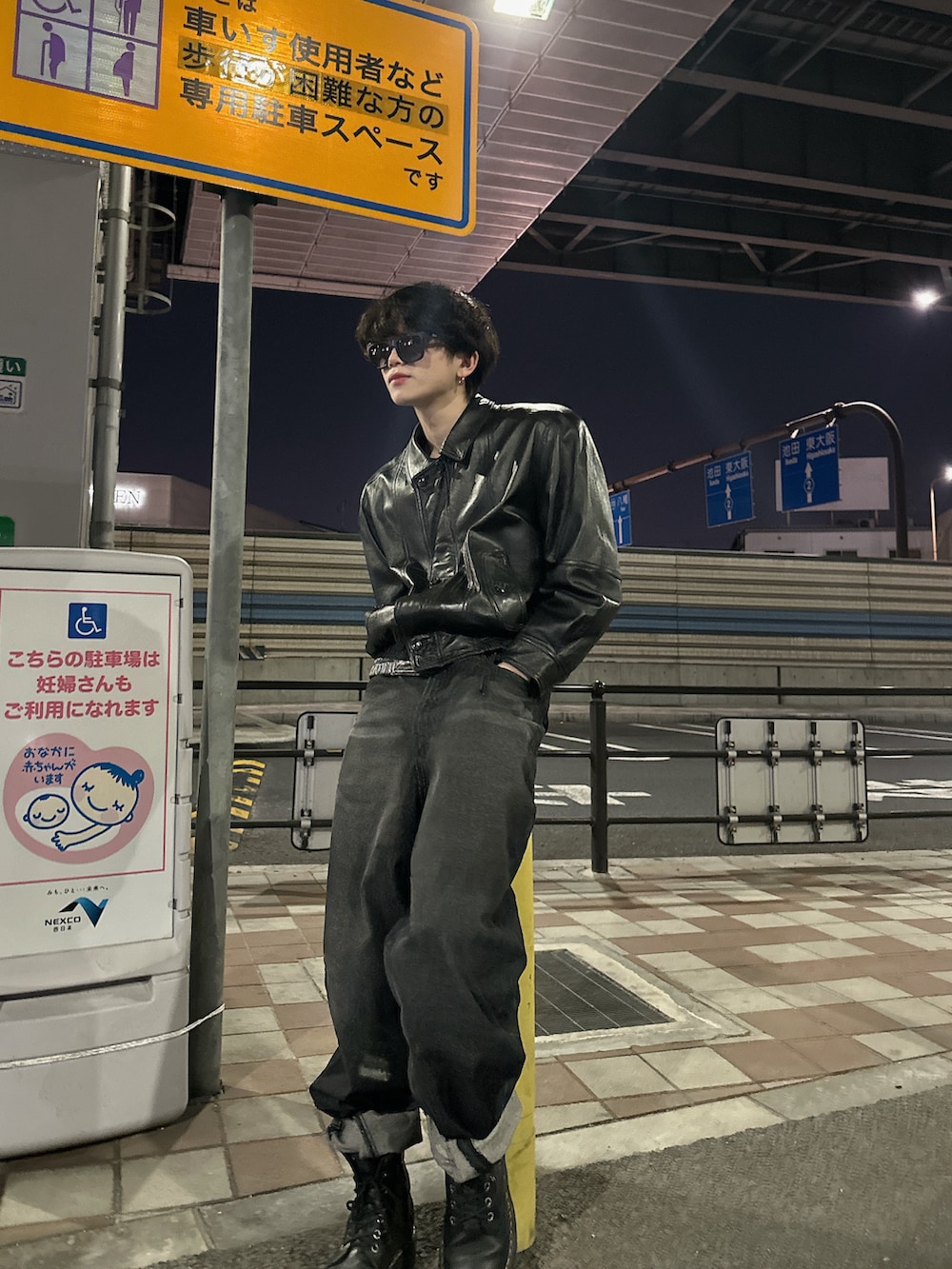 「めがね、ブーツ、モード、秋服コーデ、休日コーデ、大人カジュアル、レザージャケット、メンズファッション、ヴィンテージ、ワイドパンツ、秋コーデ、秋っぽコーデ更新中、チノパン、韓国ファッション、いいね、save、フォローお願いします🤑」｜「no brandのアイテム（ナイロンジャケット、ブラック系）」を使った、ヨンさん（メンズ・171cm）の秋コーディネートの2枚目の写真