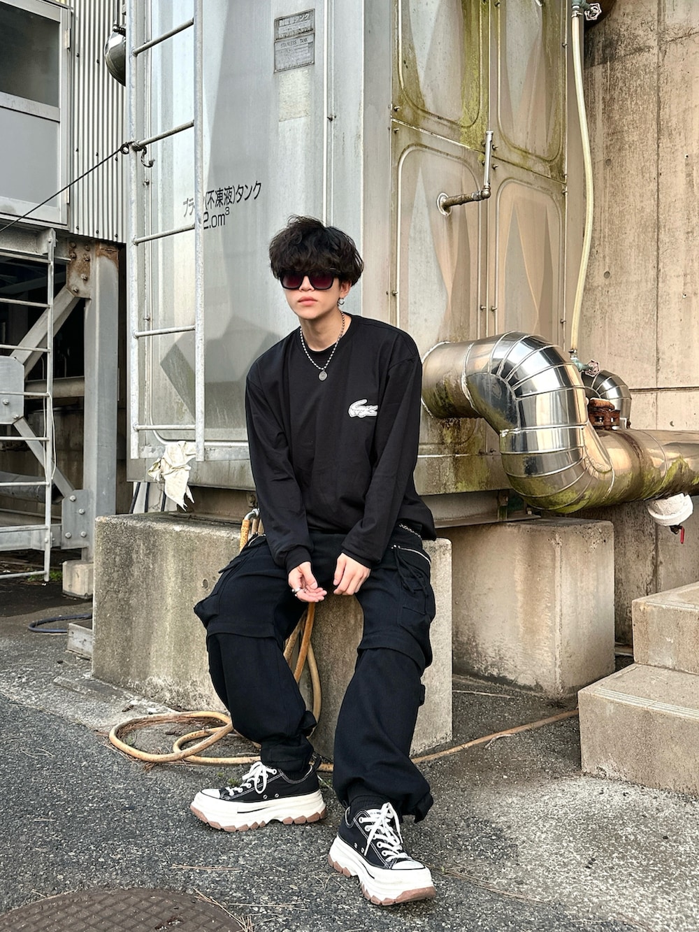 「LACOSTE、ラコステ、PR、ストリートコーデ、韓国ファッション、韓国コーデ、秋服、シンプルコーデ、ビッグシルエット、スニーカー、スニーカーコーデ、カーゴパンツ、ブラックコーデ、秋のコーデ、ワイドパンツ」｜「LACOSTEの【オンライン限定】LACOSTE オーバーサイズ バックプリント ロングスリーブTシャツ（Tシャツ/カットソー、ブラック系）」を使った、ヨンさん（メンズ・171cm）の秋コーディネートの2枚目の写真