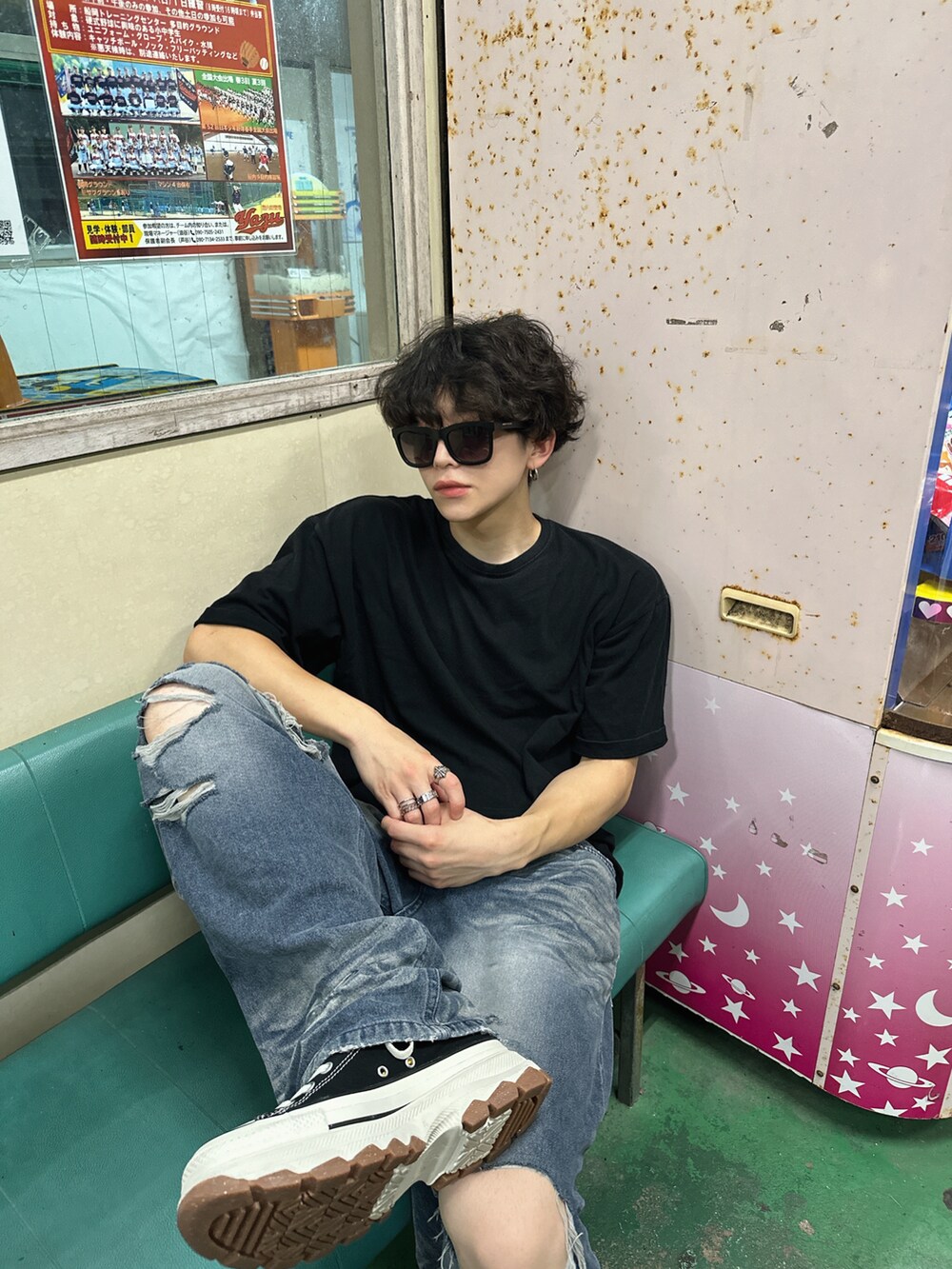 ブルー系のデニムパンツ、ブラック系のスニーカーを着用したメンズの夏コーディネートの3枚目の写真