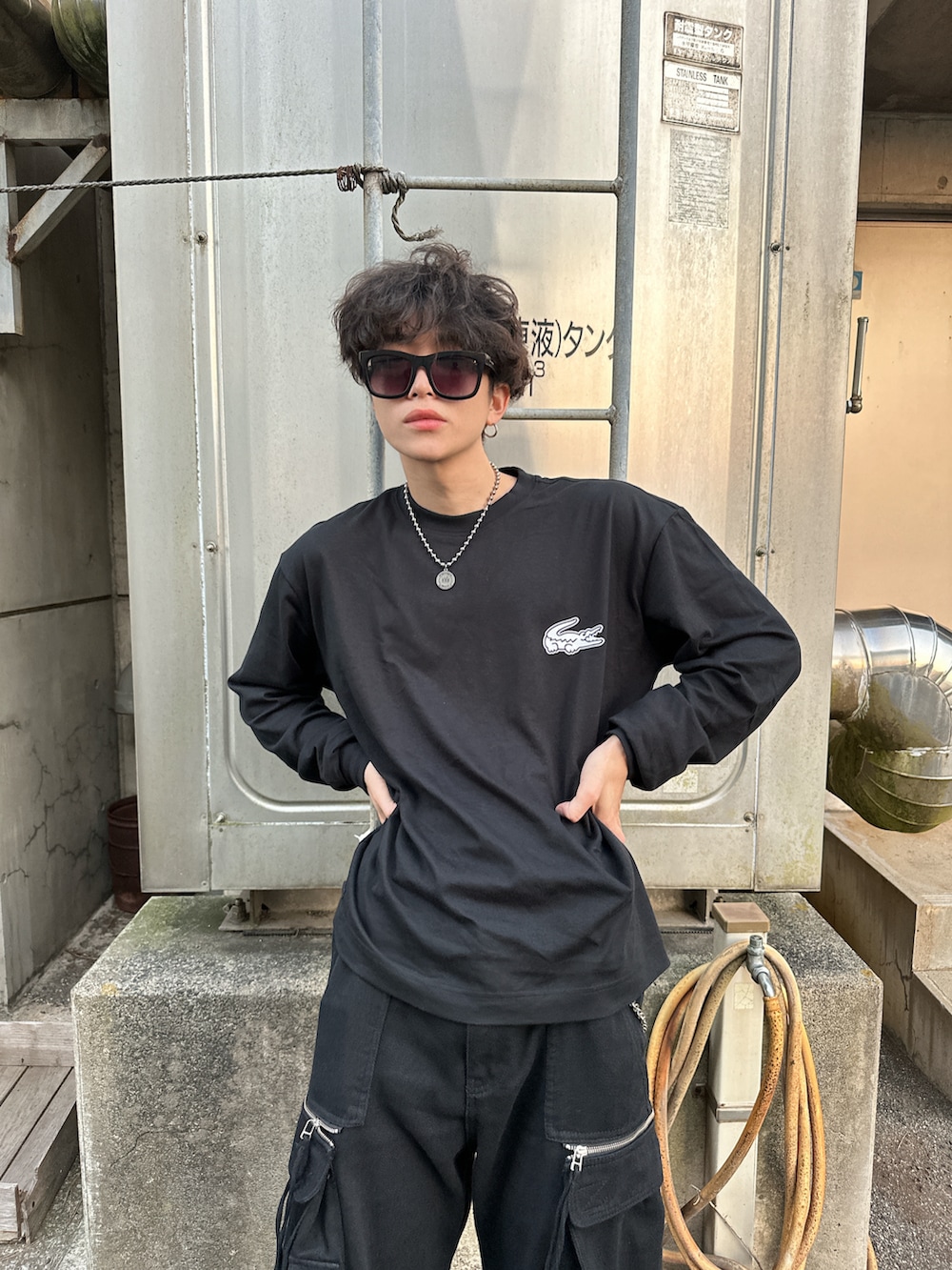 「LACOSTE、ラコステ、PR、ストリートコーデ、韓国ファッション、韓国コーデ、秋服、シンプルコーデ、ビッグシルエット、スニーカー、スニーカーコーデ、カーゴパンツ、ブラックコーデ、秋のコーデ、ワイドパンツ」｜「LACOSTEの【オンライン限定】LACOSTE オーバーサイズ バックプリント ロングスリーブTシャツ（Tシャツ/カットソー、ブラック系）」を使った、ヨンさん（メンズ・171cm）の秋コーディネートの4枚目の写真