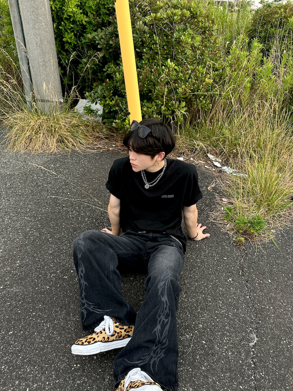 ブラック系のTシャツ/カットソー、ブラック系のデニムパンツを着用したメンズの夏コーディネートの2枚目の写真