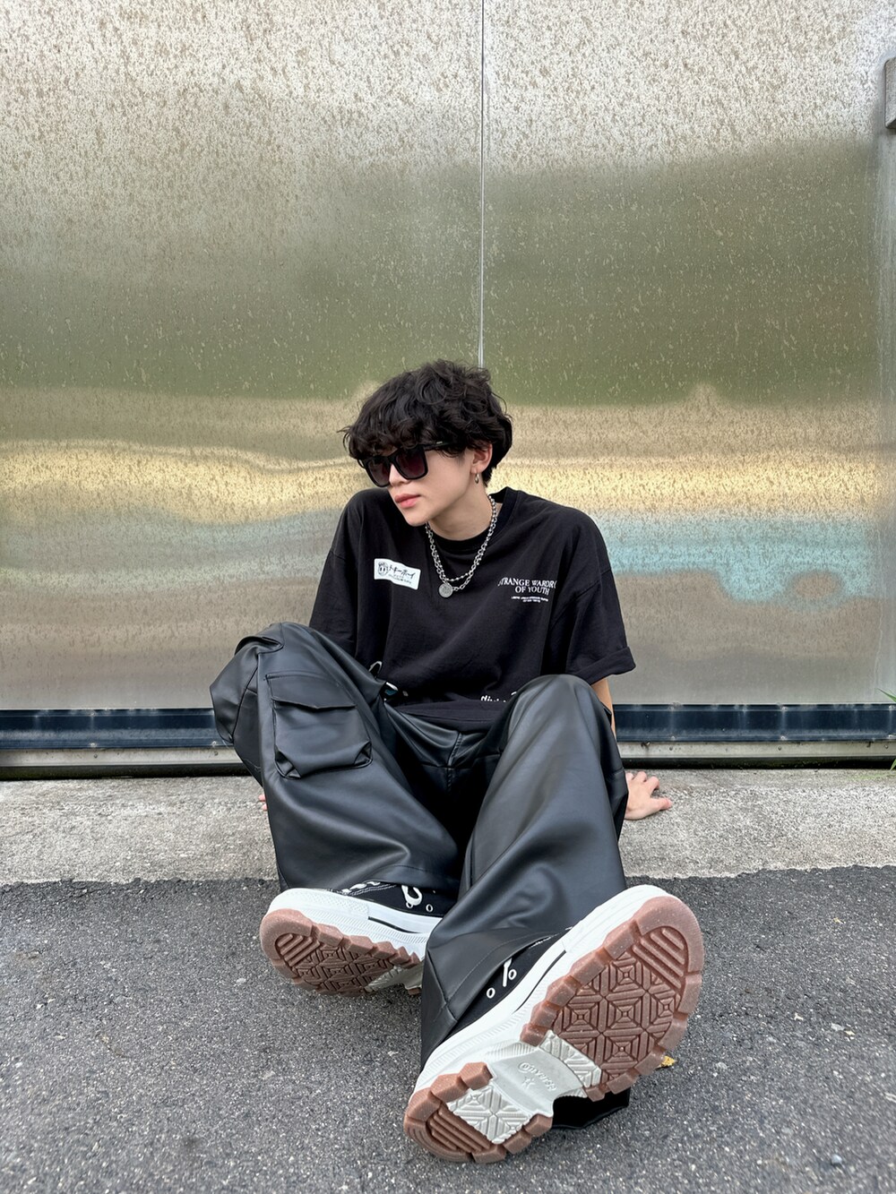 ブラック系のTシャツ/カットソー、ブラック系のカーゴパンツ、ブラック系のスニーカーを着用したメンズの夏コーディネートの2枚目の写真