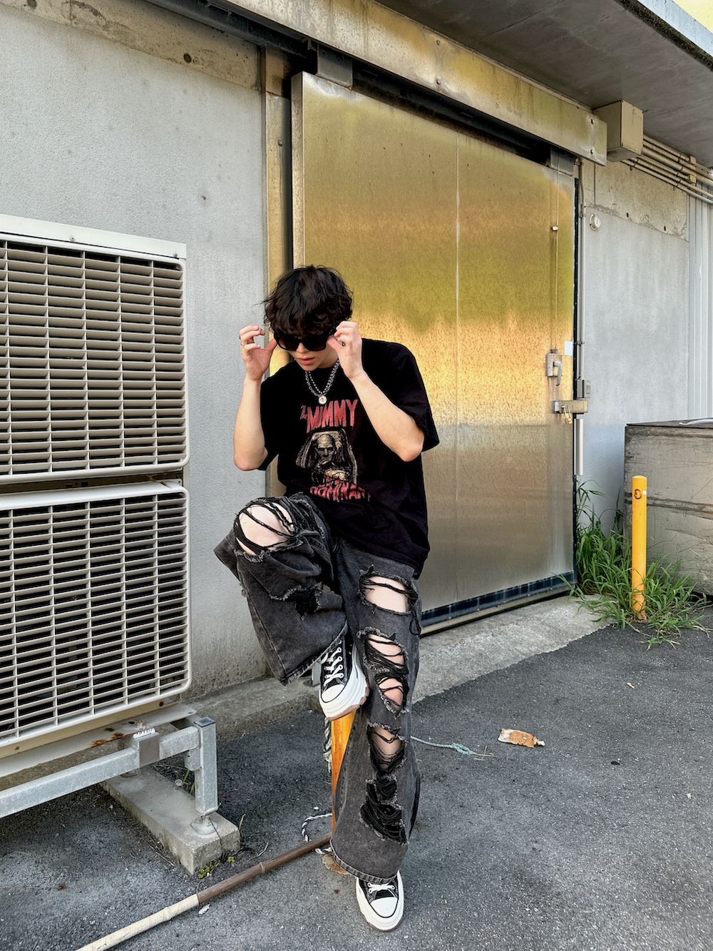 ブラック系のTシャツ/カットソー、ブラック系のデニムパンツ、ブラック系のスニーカーを着用したメンズの夏コーディネートの2枚目の写真