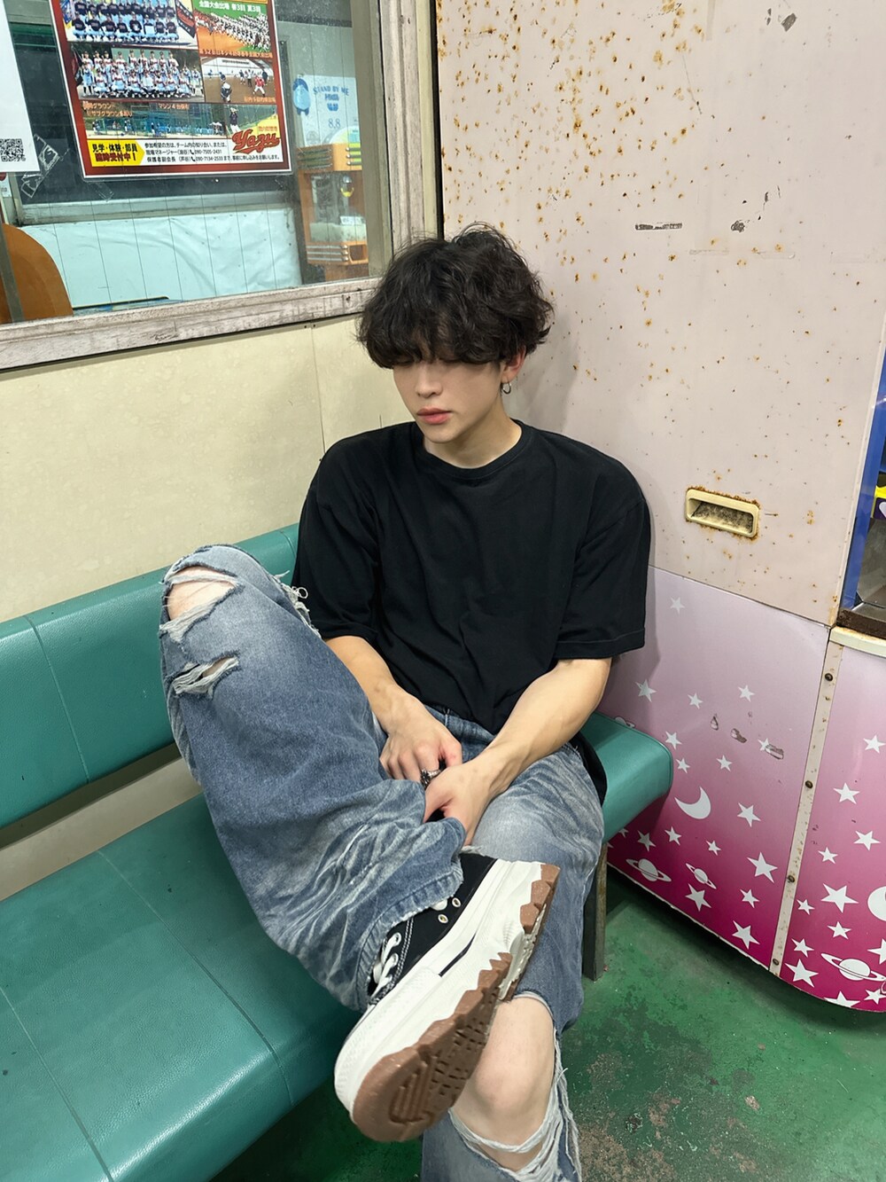 ブルー系のデニムパンツ、ブラック系のスニーカーを着用したメンズの夏コーディネートの2枚目の写真