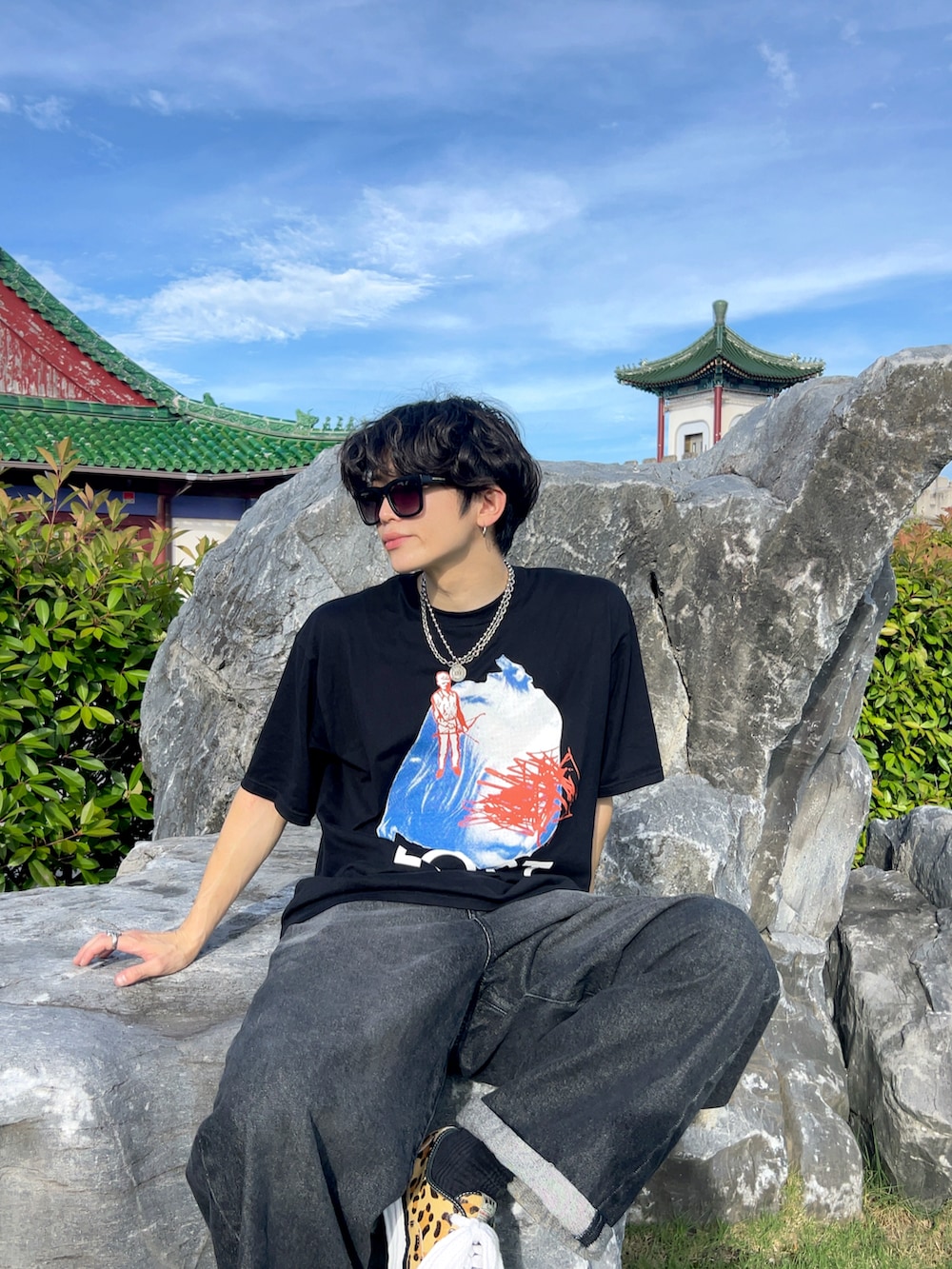 ブラック系のTシャツ/カットソー、イエロー系のスニーカーを着用したメンズの夏コーディネートの2枚目の写真
