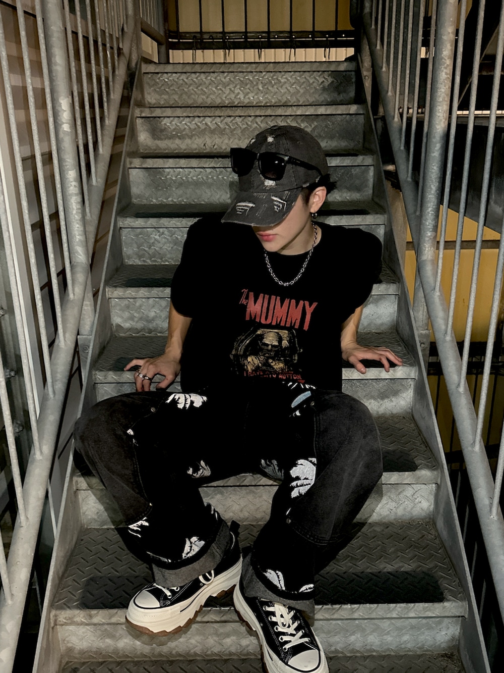 ブラック系のTシャツ/カットソー、ブラック系のデニムパンツ、ブラック系のスニーカーを着用したメンズの夏コーディネートの2枚目の写真