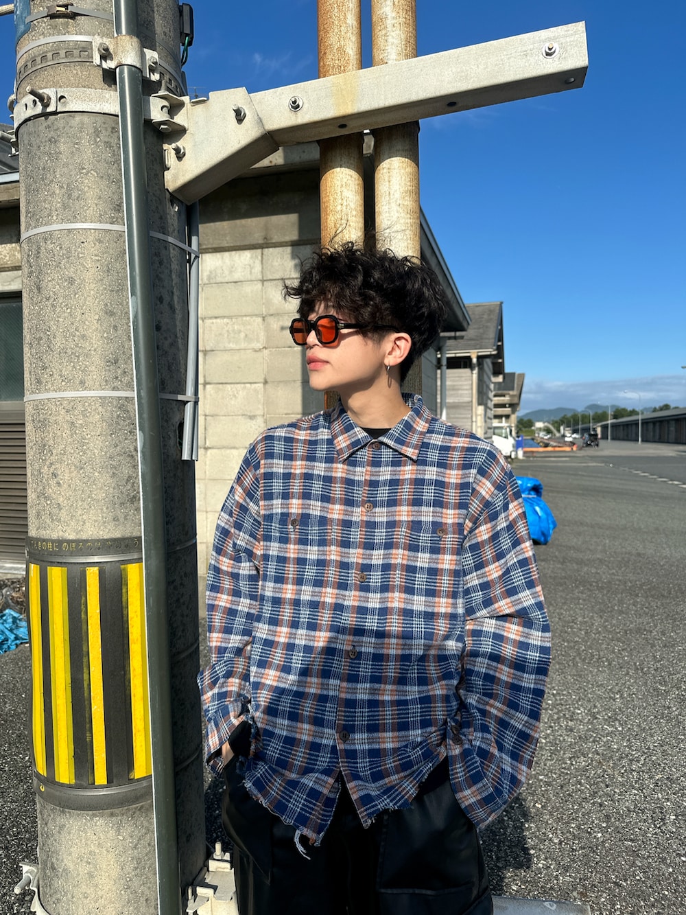 ブラック系のカーゴパンツ、ブラック系のスニーカー、ブラック系のナイロンジャケットを着用したメンズの秋コーディネートの2枚目の写真