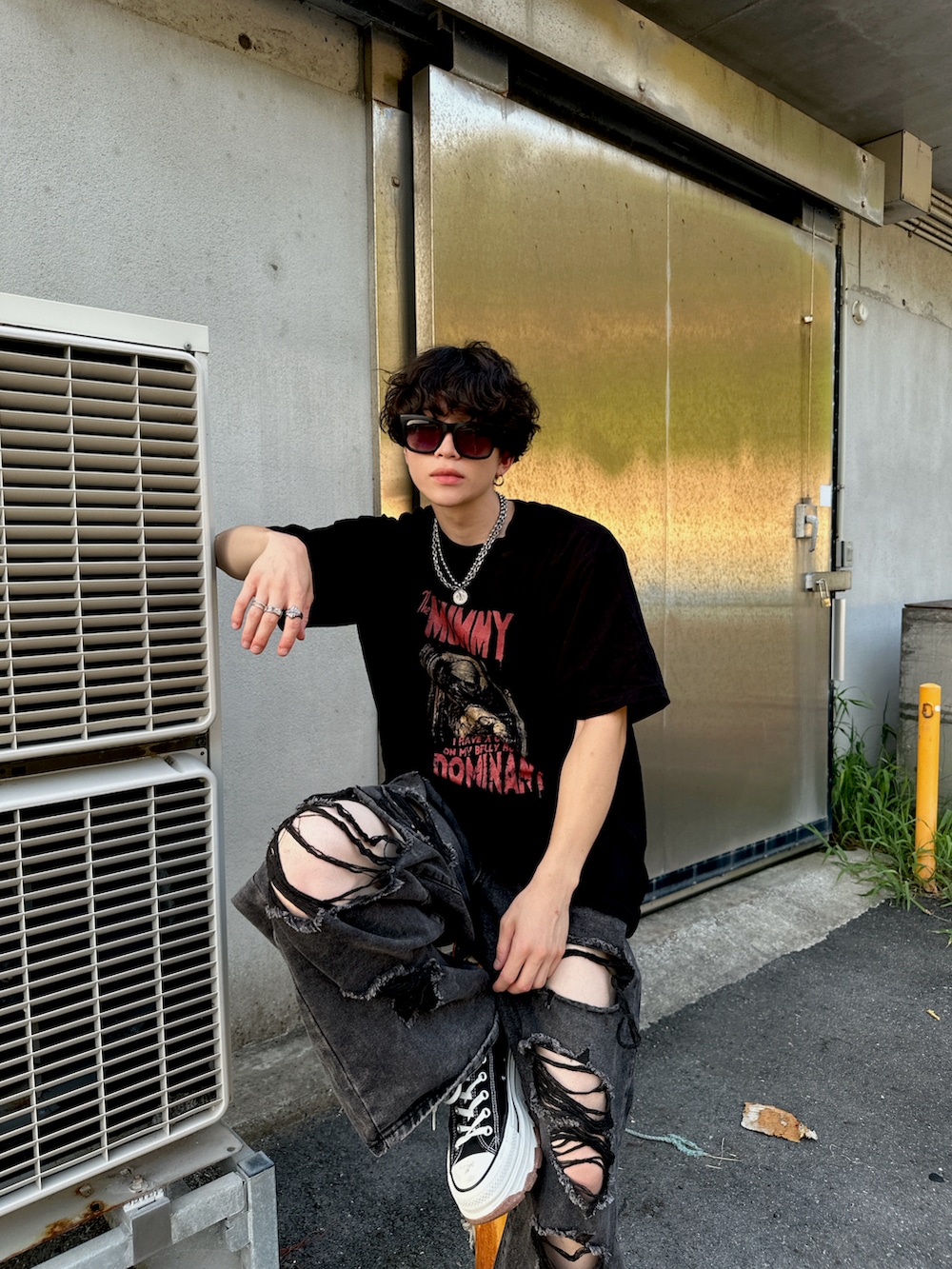 ブラック系のTシャツ/カットソー、ブラック系のデニムパンツ、ブラック系のスニーカーを着用したメンズの夏コーディネートの3枚目の写真