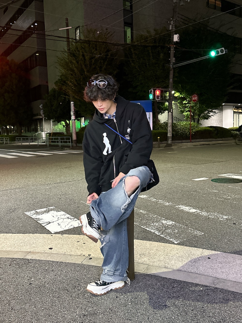 ブルー系のデニムパンツ、ブラック系のスニーカーを着用したメンズの秋コーディネートの2枚目の写真