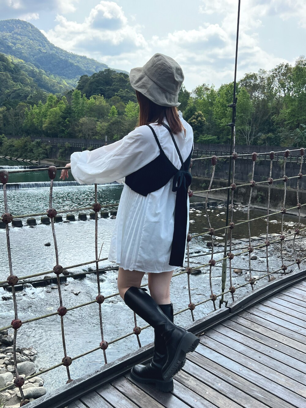 ホワイト系のシャツ/ブラウス、ブラック系のブーツ、その他のショルダーバッグを着用したレディースの春コーディネートの2枚目の写真