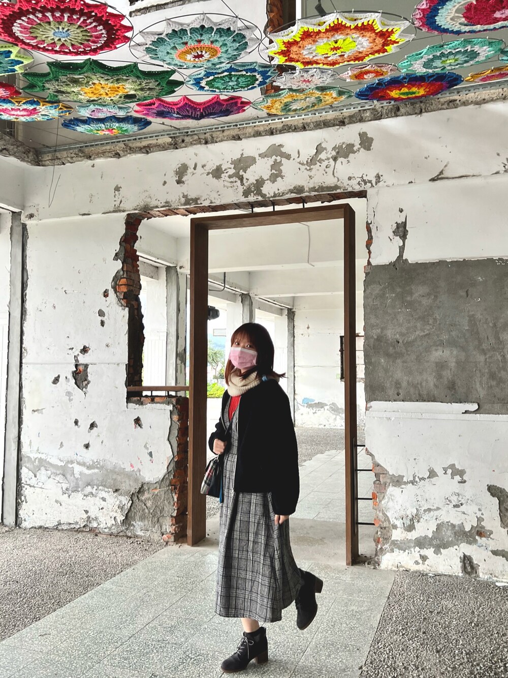 ブラック系のその他アウター、グレー系のワンピース、その他のショルダーバッグを着用したレディースの冬コーディネートの3枚目の写真