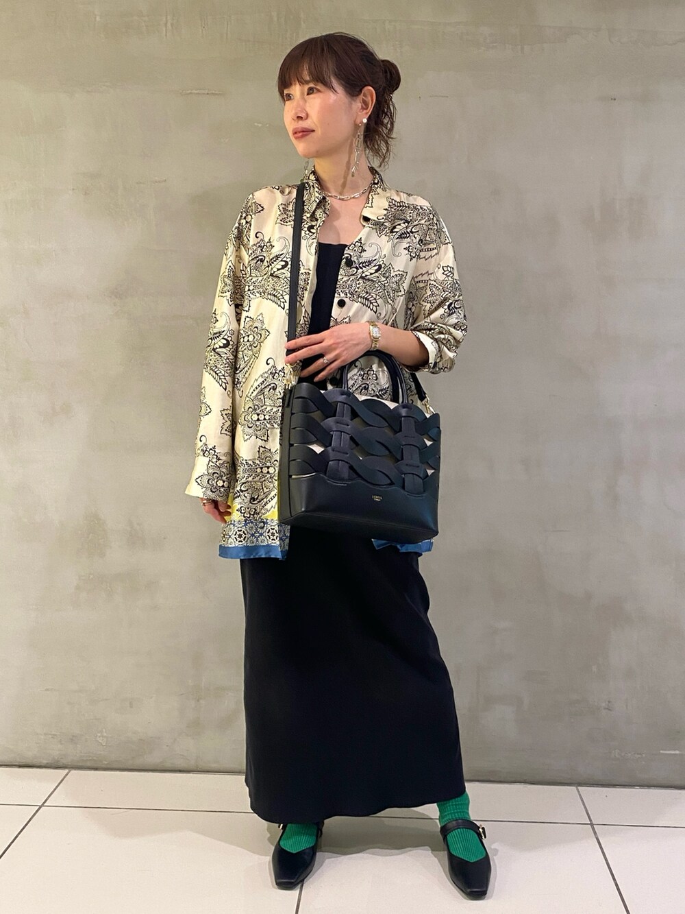 「春コーデ、春めき満開コーデ、春服、休日スタイル、お出かけコーデ、きれいめカジュアル、パンプス、ショルダーバッグ、ママコーデ、今日のコーデ、AU BANNISTER、LOWELL things」｜「LOWELL thingsのCorde/レザーウェービーメッシュ2WAYトートバッグ（トートバッグ、ブラック系）」を使った、AOKIさん（レディース・158cm）の春コーディネートの2枚目の写真