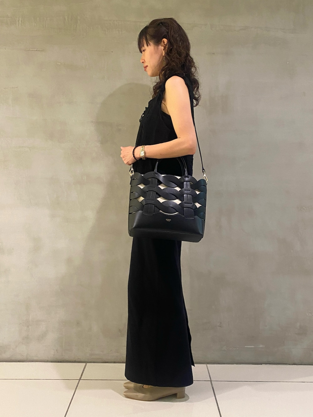 「大人カジュアル、大人カジュアルコーデ、夏コーデ、モノトーンコーデ、ワンピースコーデ、パンプス、ショルダーバッグ、トートバッグ、ママコーデ、ママファッション、AU BANNISTER、LOWELL things」｜「LOWELL thingsのCorde/レザーウェービーメッシュ2WAYトートバッグ（トートバッグ、ブラック系）」を使った、AOKIさん（レディース・158cm）の夏コーディネートの2枚目の写真