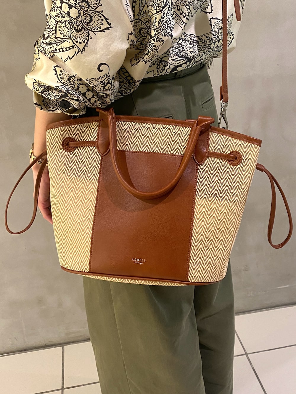 「カジュアルスタイル、今日のコーデ、初夏コーデ、春夏コーデ、ママコーデ、おでかけコーデ、通勤コーデ、パンプス、トートバッグ、AU BANNISTER、LOWELL things」｜「LOWELL thingsのSheer/シアーメッシュ2WAYトート（トートバッグ、ベージュ系）」を使った、AOKIさん（レディース・158cm）の春コーディネートの2枚目の写真