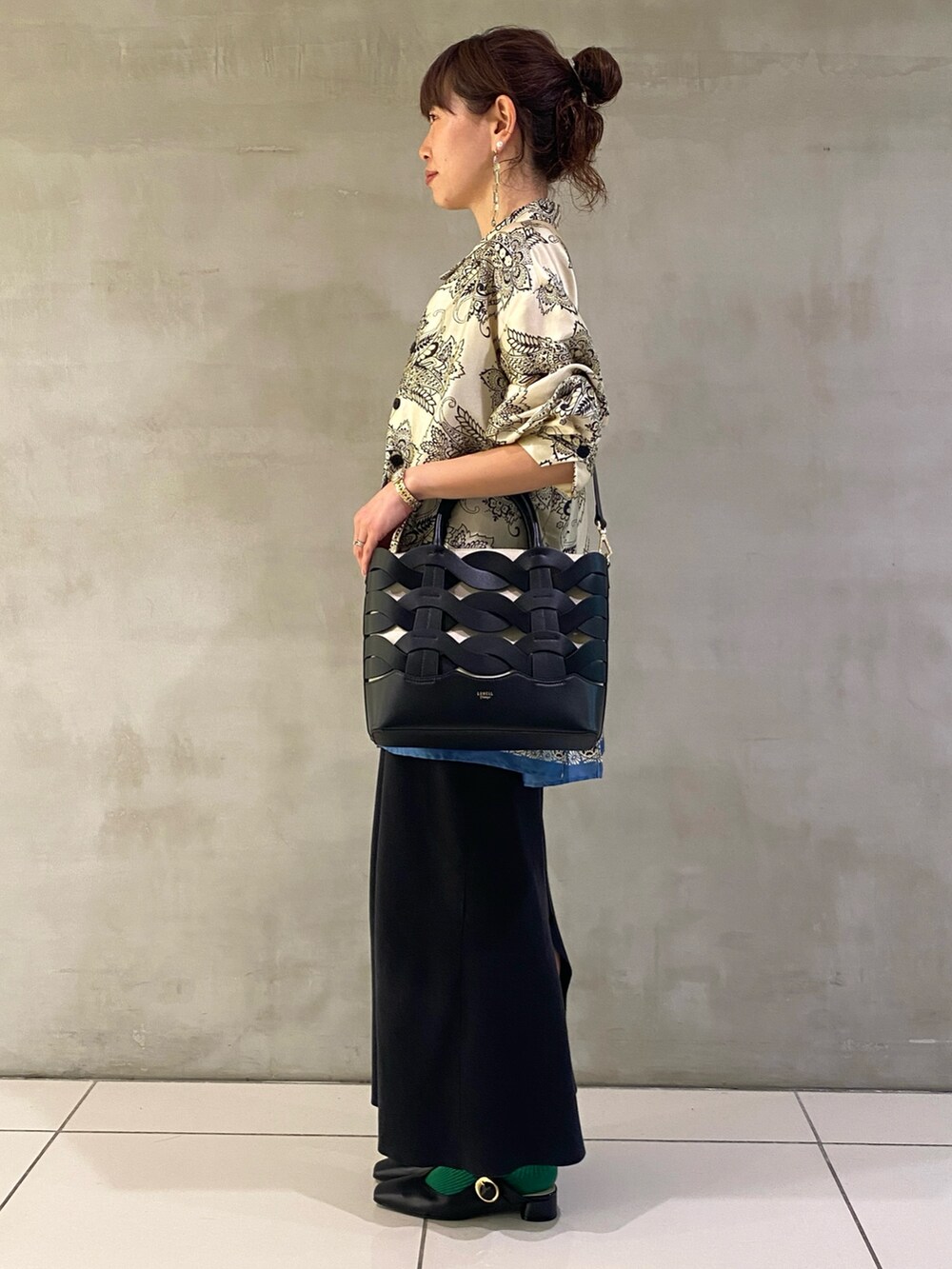「春コーデ、春めき満開コーデ、春服、休日スタイル、お出かけコーデ、きれいめカジュアル、パンプス、ショルダーバッグ、ママコーデ、今日のコーデ、AU BANNISTER、LOWELL things」｜「LOWELL thingsのCorde/レザーウェービーメッシュ2WAYトートバッグ（トートバッグ、ブラック系）」を使った、AOKIさん（レディース・158cm）の春コーディネートの3枚目の写真