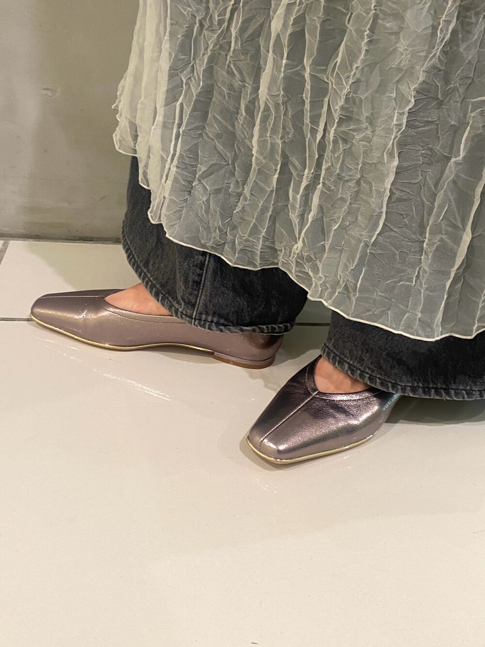 ホワイト系のショルダーバッグ、ホワイト系のパンプスを着用したレディースの夏コーディネートの3枚目の写真