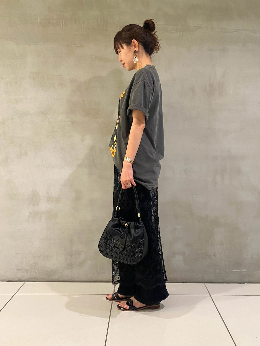 「大人カジュアル、おでかけコーデ、夏コーデ、夏、ママコーデ、サンダル、ミニバッグ、ショルダーバッグ、Tシャツ、Tシャツコーデ」｜「LOWELL thingsの【STORY掲載】Merge/メッシュ2wayショルダーバッグ（ショルダーバッグ、ブラック系）」を使った、AOKIさん（レディース・158cm）の夏コーディネートの2枚目の写真