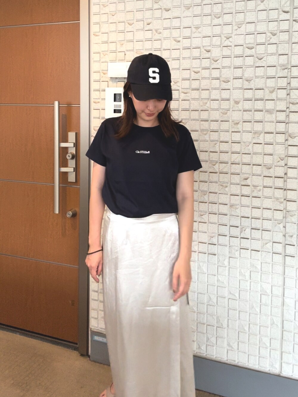 ブルー系のTシャツ/カットソーを着用したレディースの夏コーディネートの2枚目の写真