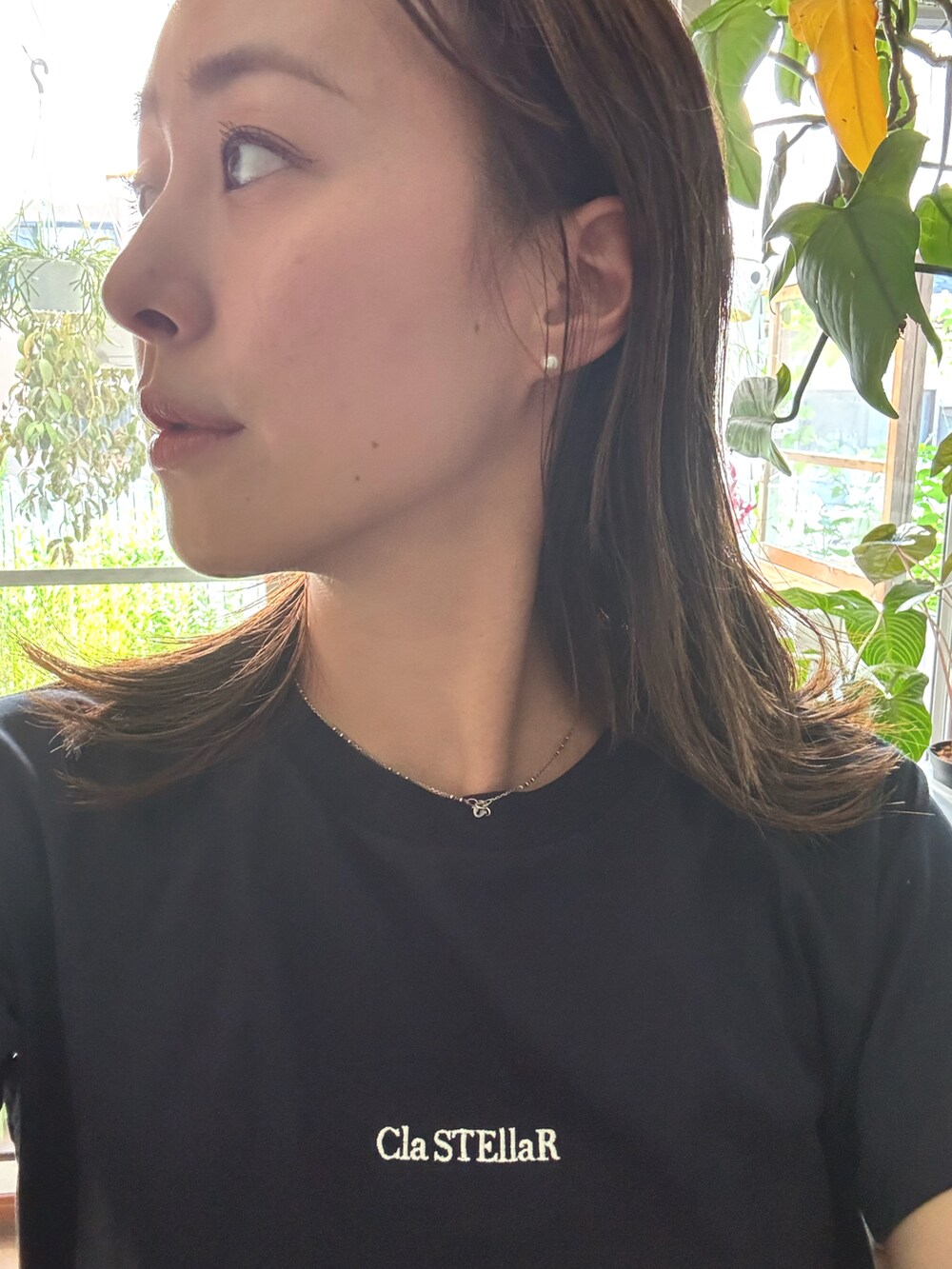 ブルー系のTシャツ/カットソーを着用したレディースの夏コーディネートの3枚目の写真