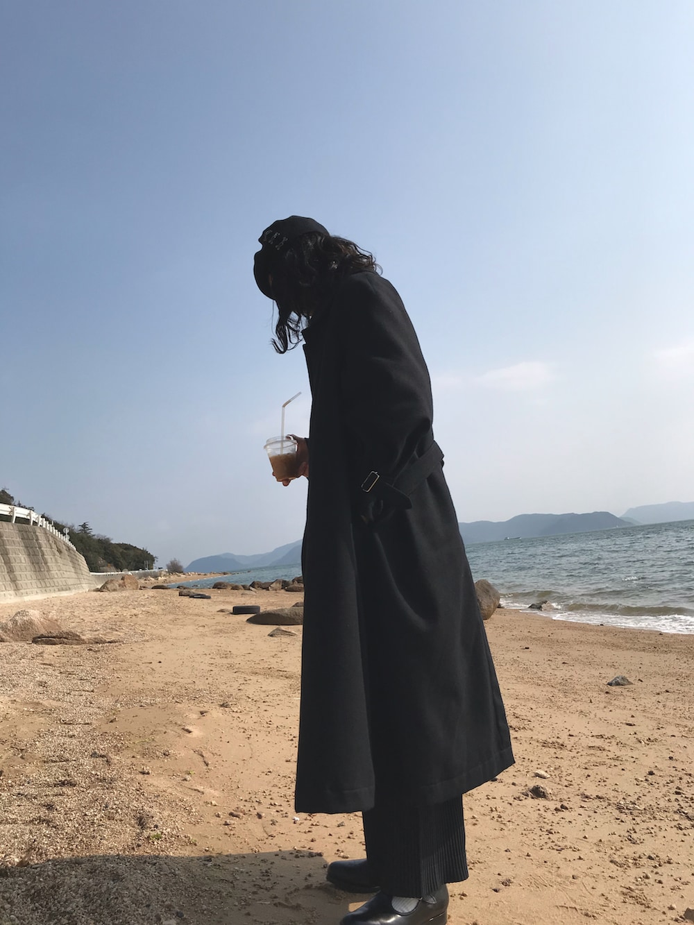 「オトナカジュアル、お洒落さんとつながりたい、シンプルコーデ、休日スタイル、革靴、大人コーデ」｜「ISSEY MIYAKEのアイテム（ジャケット/アウター、ブラック系）」を使った、Taiki Ssimamuraさん（メンズ・171cm）の冬コーディネートの2枚目の写真