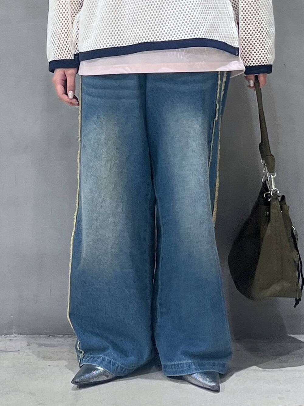 ブルー系のデニムパンツ、ピンク系のTシャツ/カットソー、ベージュ系のTシャツ/カットソーを着用したレディースの春コーディネートの5枚目の写真