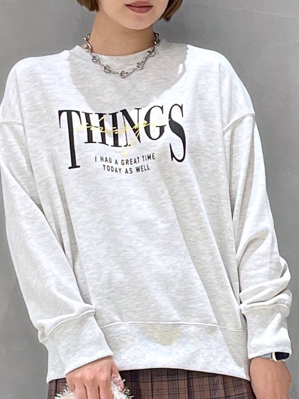 ブラック系のブーツ、ベージュ系のショルダーバッグ、ベージュ系のスウェットを着用したレディースの秋コーディネートの5枚目の写真