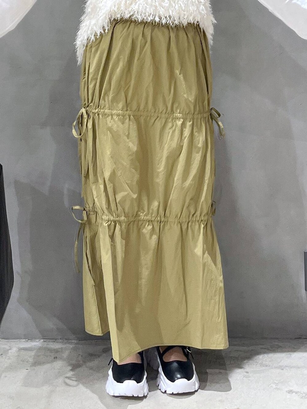 ブラック系のスニーカー、ブラック系のトートバッグ、ホワイト系のTシャツ/カットソーを着用したレディースの夏コーディネートの5枚目の写真