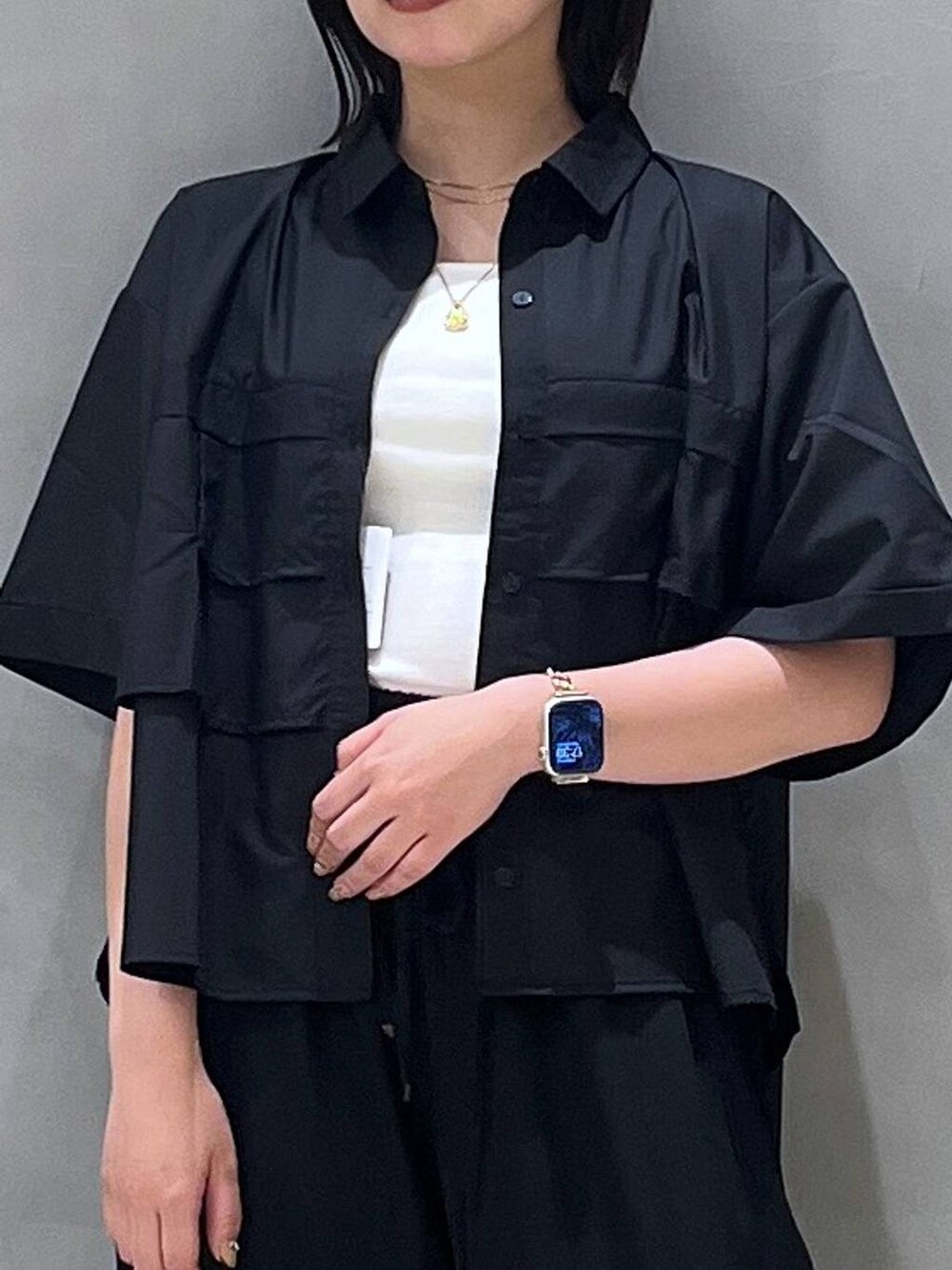 その他のパンプス、ブラック系のシャツ/ブラウス、ブラック系のその他パンツを着用したレディースの秋コーディネートの3枚目の写真