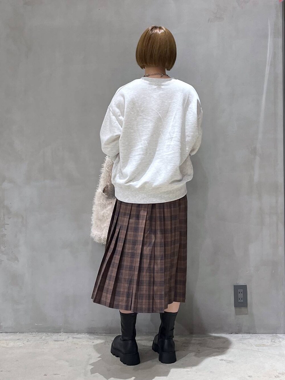 ブラック系のブーツ、ベージュ系のショルダーバッグ、ベージュ系のスウェットを着用したレディースの秋コーディネートの4枚目の写真