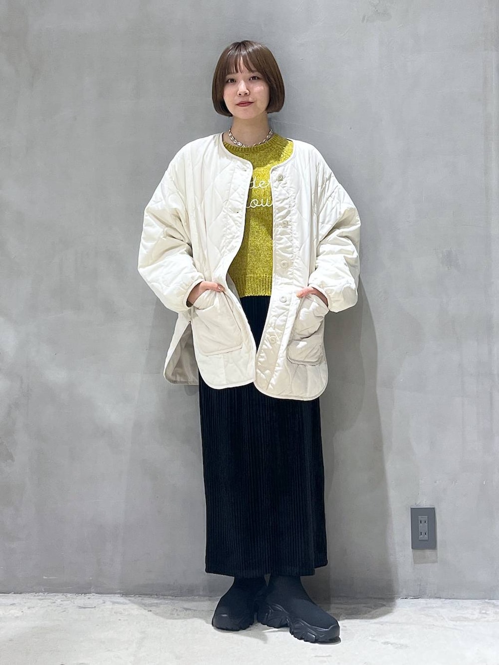 ベージュ系のブルゾン、ブラック系のスカート、ブラウン系のショルダーバッグを着用したレディースの秋コーディネートの2枚目の写真