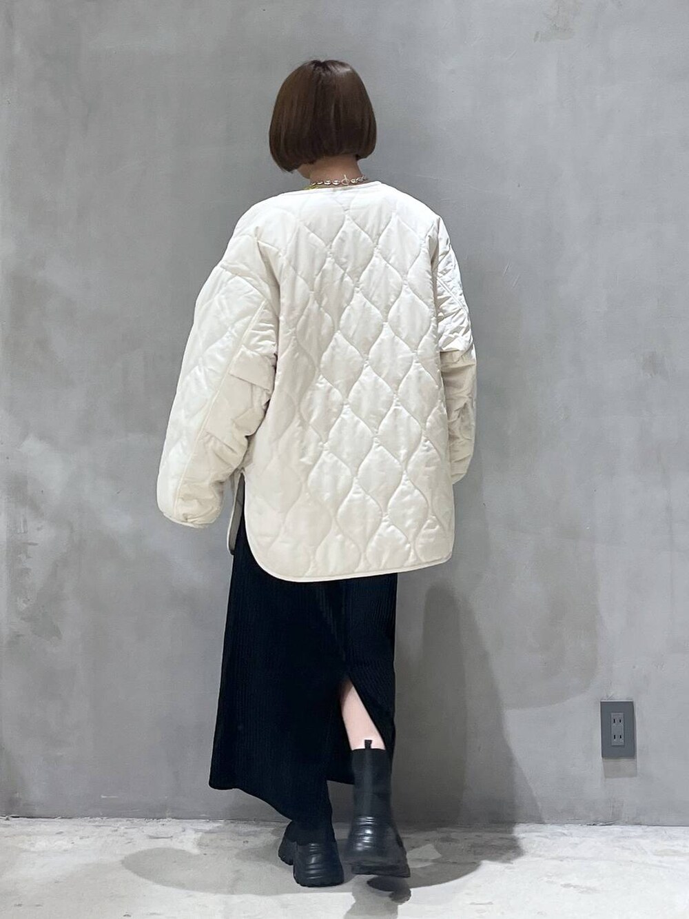 ベージュ系のブルゾン、ブラック系のスカート、ブラウン系のショルダーバッグを着用したレディースの秋コーディネートの5枚目の写真