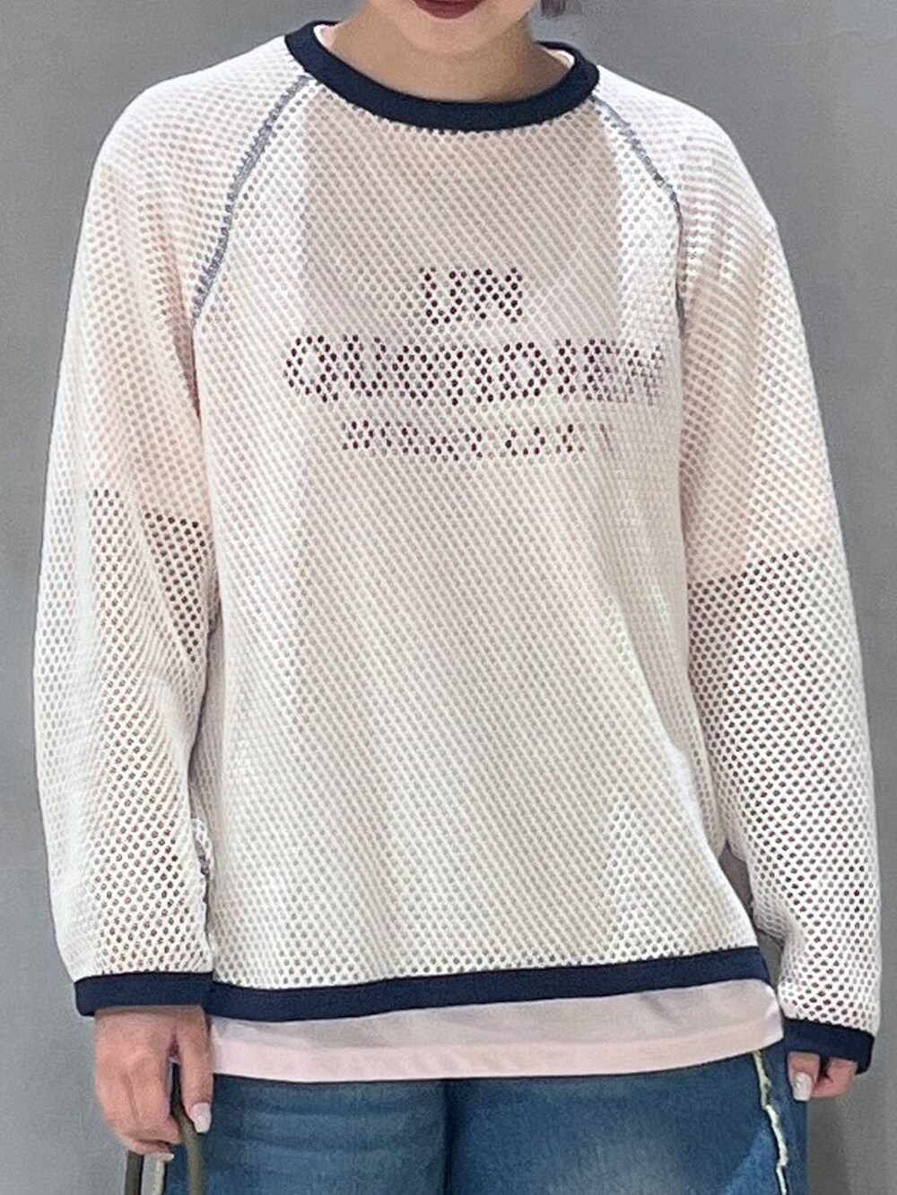 ブルー系のデニムパンツ、ピンク系のTシャツ/カットソー、ベージュ系のTシャツ/カットソーを着用したレディースの春コーディネートの4枚目の写真