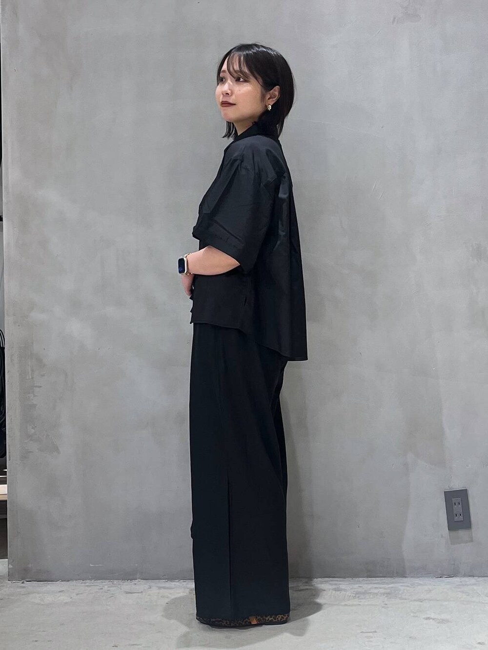 その他のパンプス、ブラック系のシャツ/ブラウス、ブラック系のその他パンツを着用したレディースの秋コーディネートの2枚目の写真