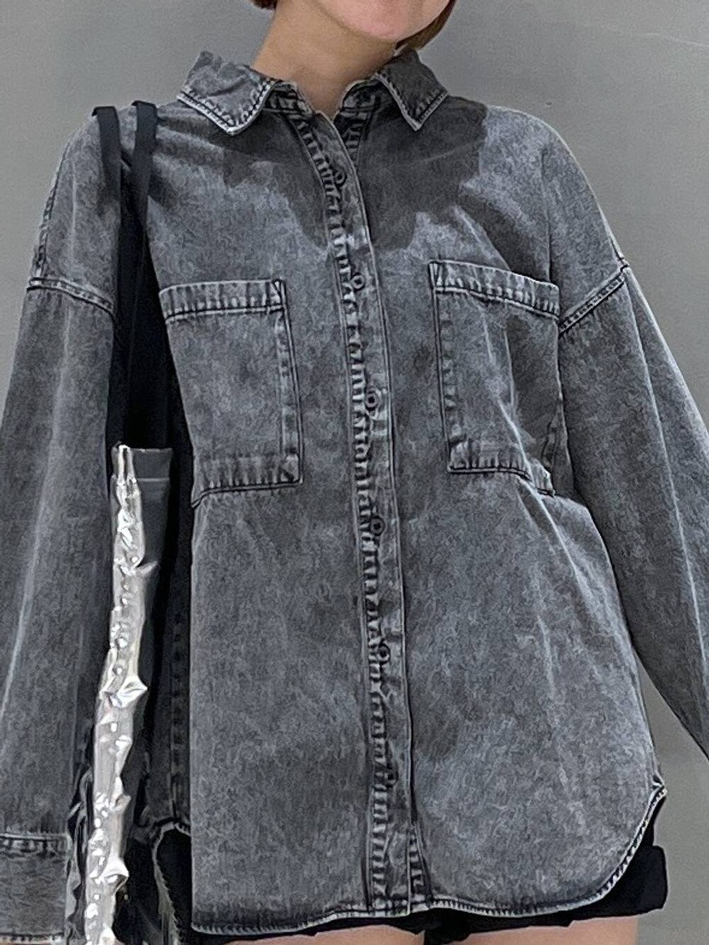 ブラック系のその他パンツ、シルバー系のトートバッグ、ブラック系のシャツ/ブラウスを着用したレディースの秋コーディネートの4枚目の写真