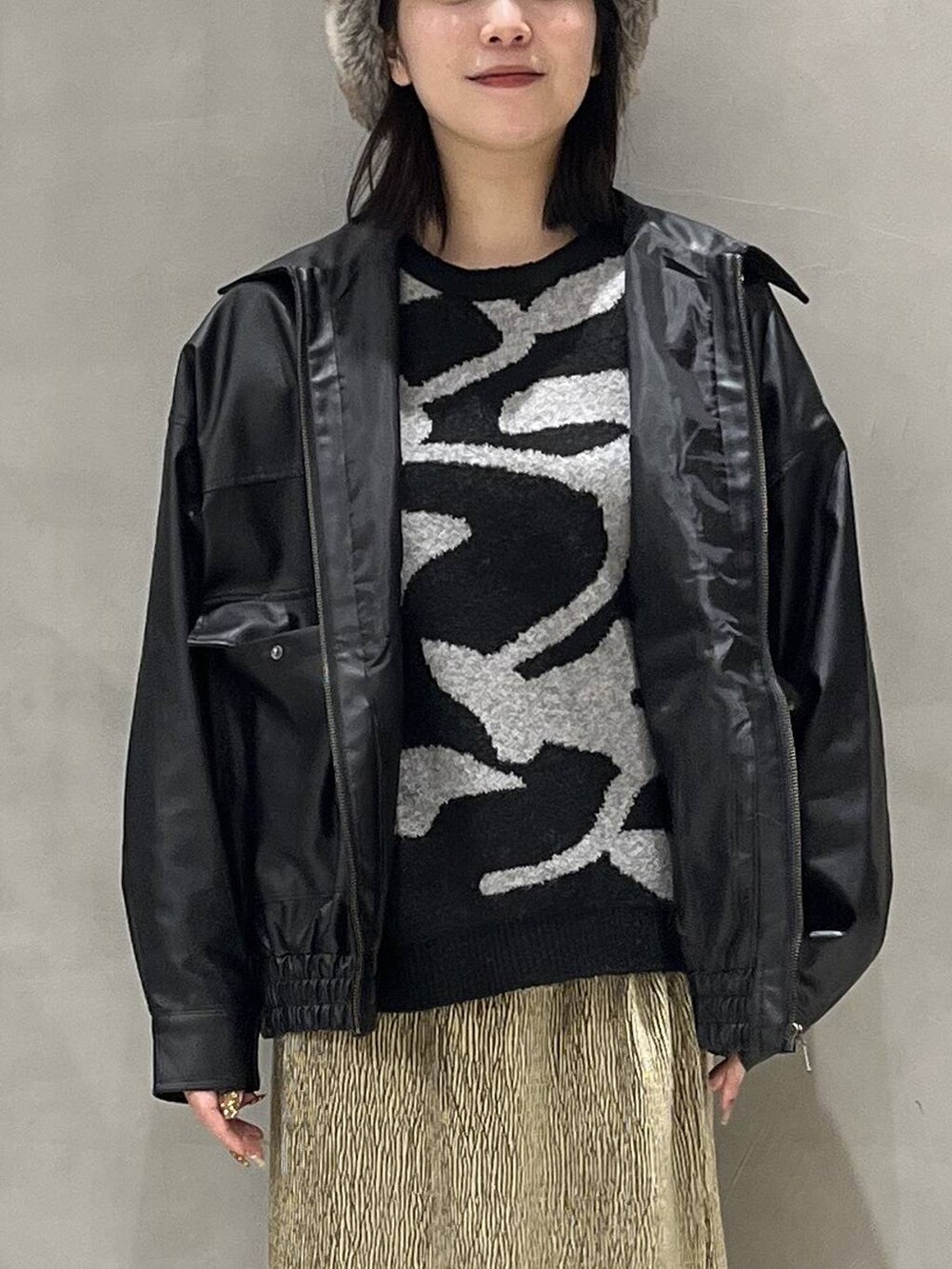 ブラック系のブルゾン、ブラック系のブーツ、ブラック系のニット/セーターを着用したレディースの秋コーディネートの4枚目の写真