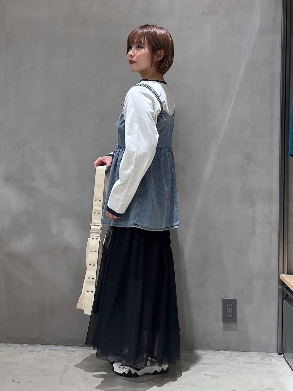 ホワイト系のスニーカー、ブルー系のその他トップス、ベージュ系のTシャツ/カットソーを着用したレディースの春コーディネートの2枚目の写真