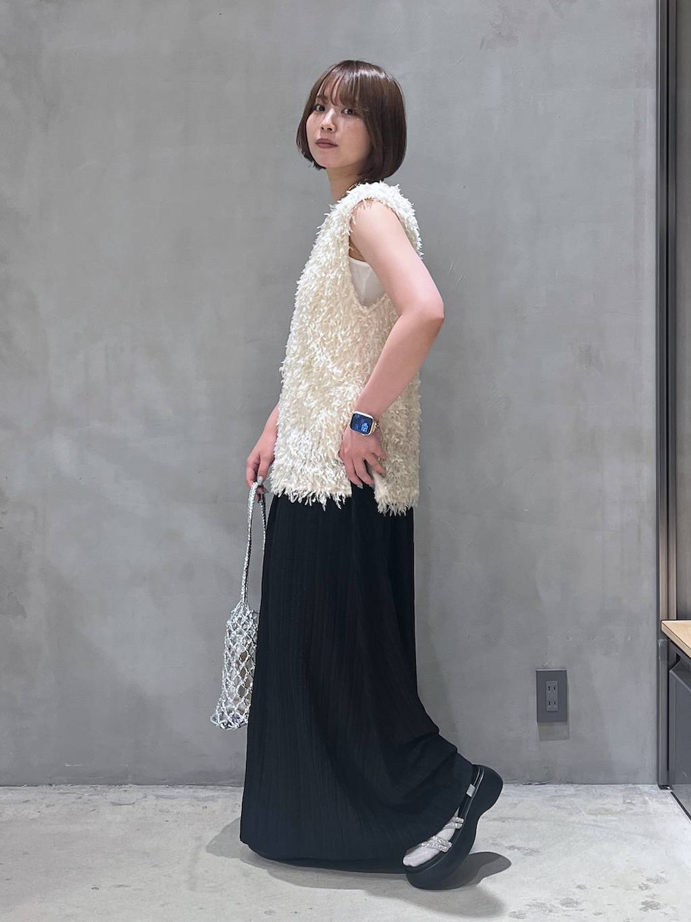 「カジュアル、LAKOLE、きれいめ、高見え、体型カバー、着痩せ、女子ウケ、ベーシック/シンプル、デートコーデ、大人カジュアル、きれいめカジュアル」｜「LAKOLEのメタリックメッシュワンハンドルバッグ / 286388（かごバッグ、シルバー系）」を使った、かのさん（レディース・160cm）の春コーディネートの2枚目の写真