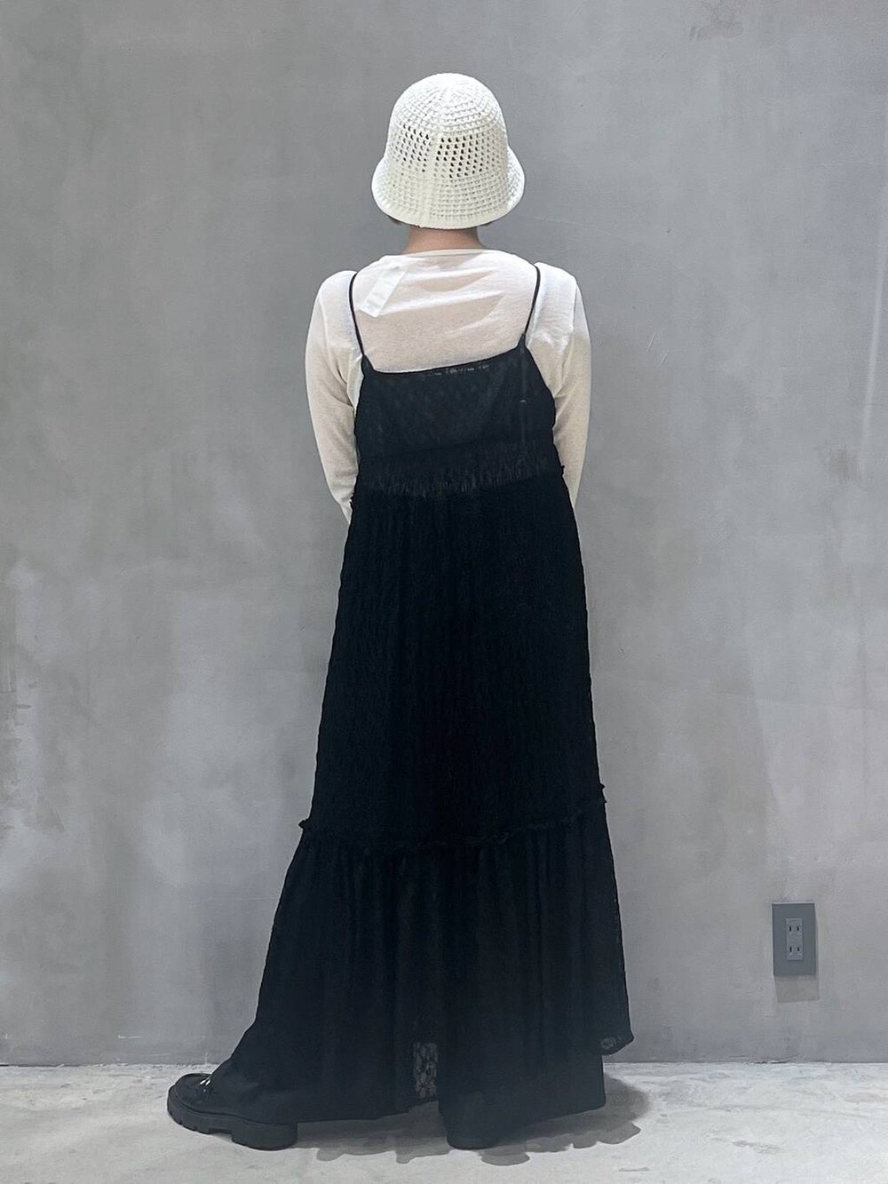 イエロー系のTシャツ/カットソー、レッド系のショルダーバッグ、ブラック系のその他パンツを着用したレディースの秋コーディネートの3枚目の写真