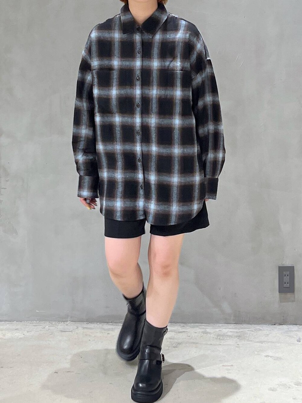 ブラック系のその他パンツ、ブラック系のブーツ、ブルー系のシャツ/ブラウスを着用したレディースの秋コーディネートの4枚目の写真