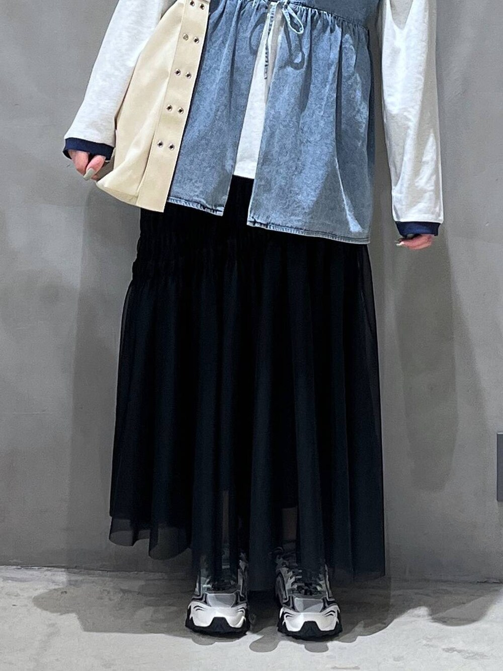 ホワイト系のスニーカー、ブルー系のその他トップス、ベージュ系のTシャツ/カットソーを着用したレディースの春コーディネートの5枚目の写真