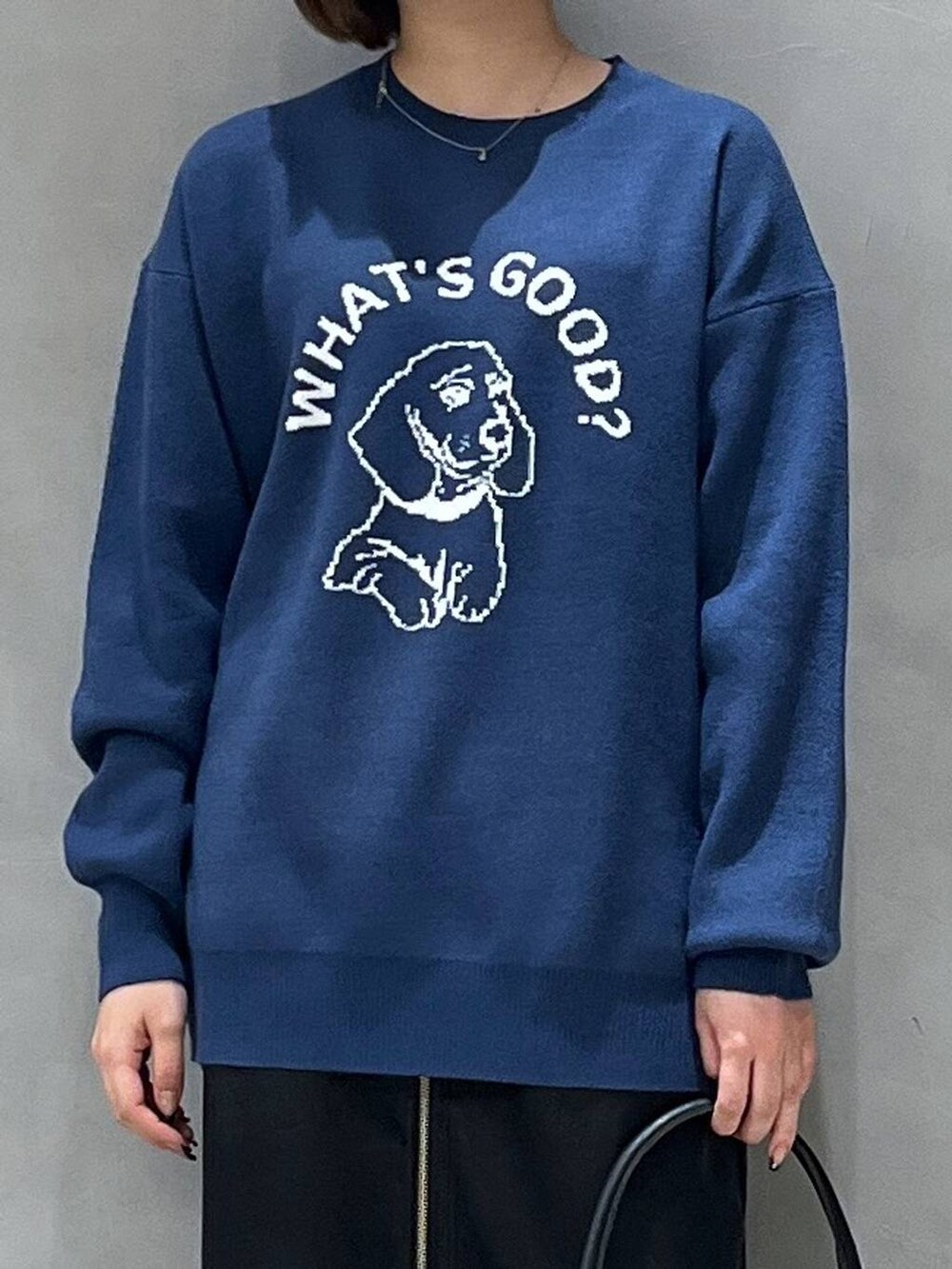 ブラック系のスカート、ブラック系のショルダーバッグ、ブルー系のニット/セーターを着用したレディースの冬コーディネートの4枚目の写真