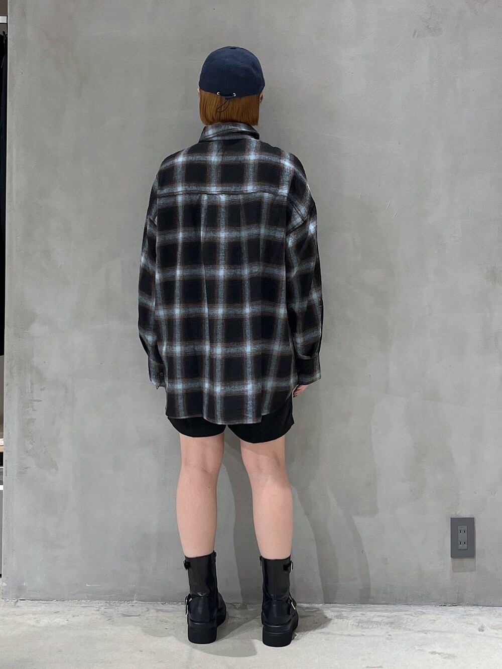 ブラック系のその他パンツ、ブラック系のブーツ、ブルー系のシャツ/ブラウスを着用したレディースの秋コーディネートの3枚目の写真