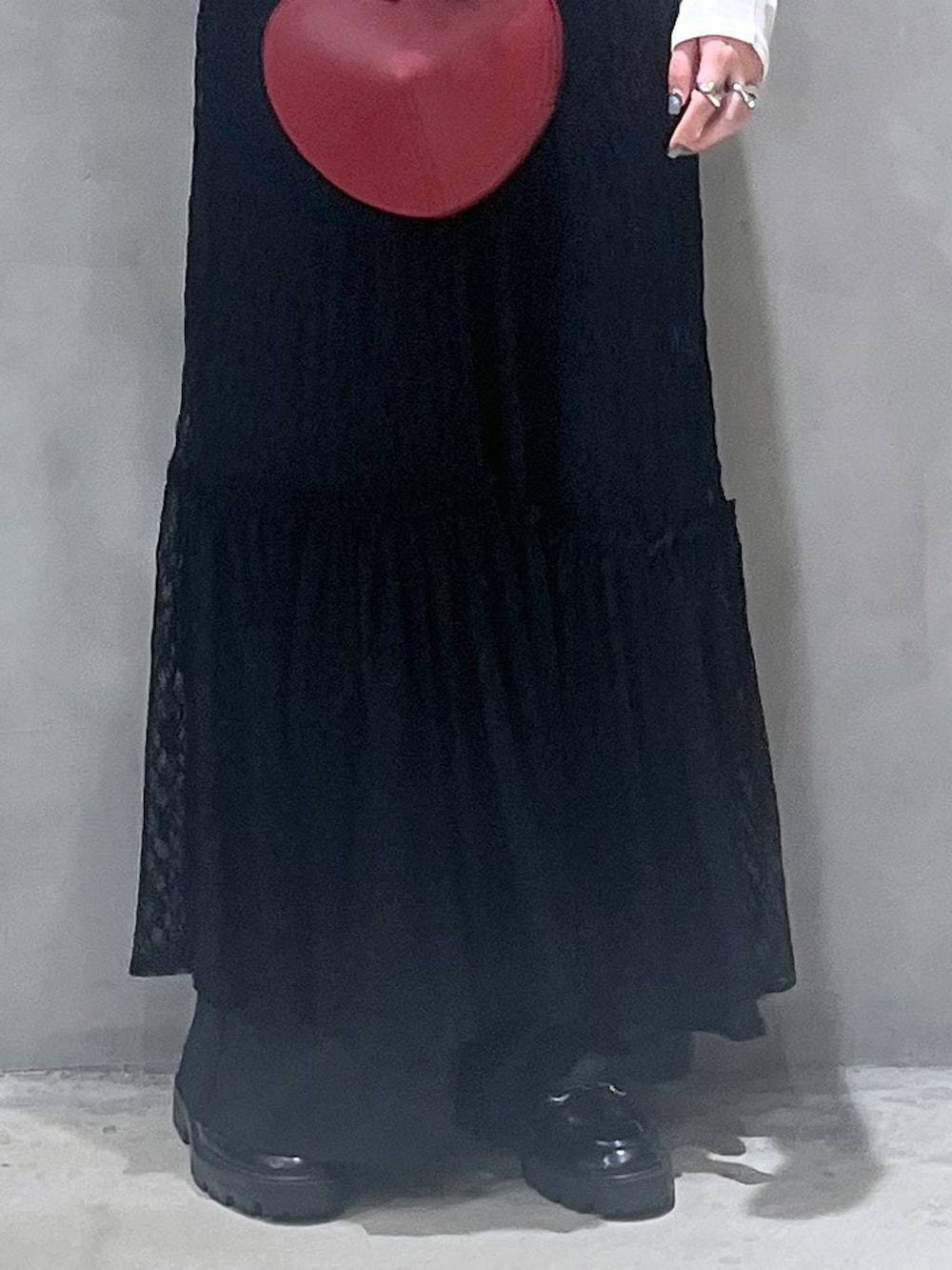 イエロー系のTシャツ/カットソー、レッド系のショルダーバッグ、ブラック系のその他パンツを着用したレディースの秋コーディネートの5枚目の写真