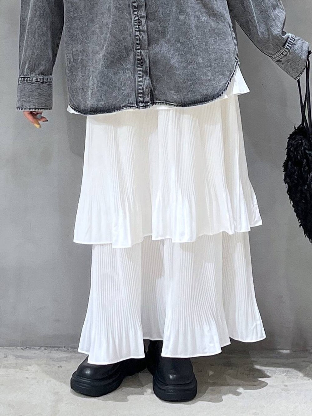 ベージュ系のスカート、ブラック系のショルダーバッグ、ブラック系のシャツ/ブラウスを着用したレディースの秋コーディネートの5枚目の写真