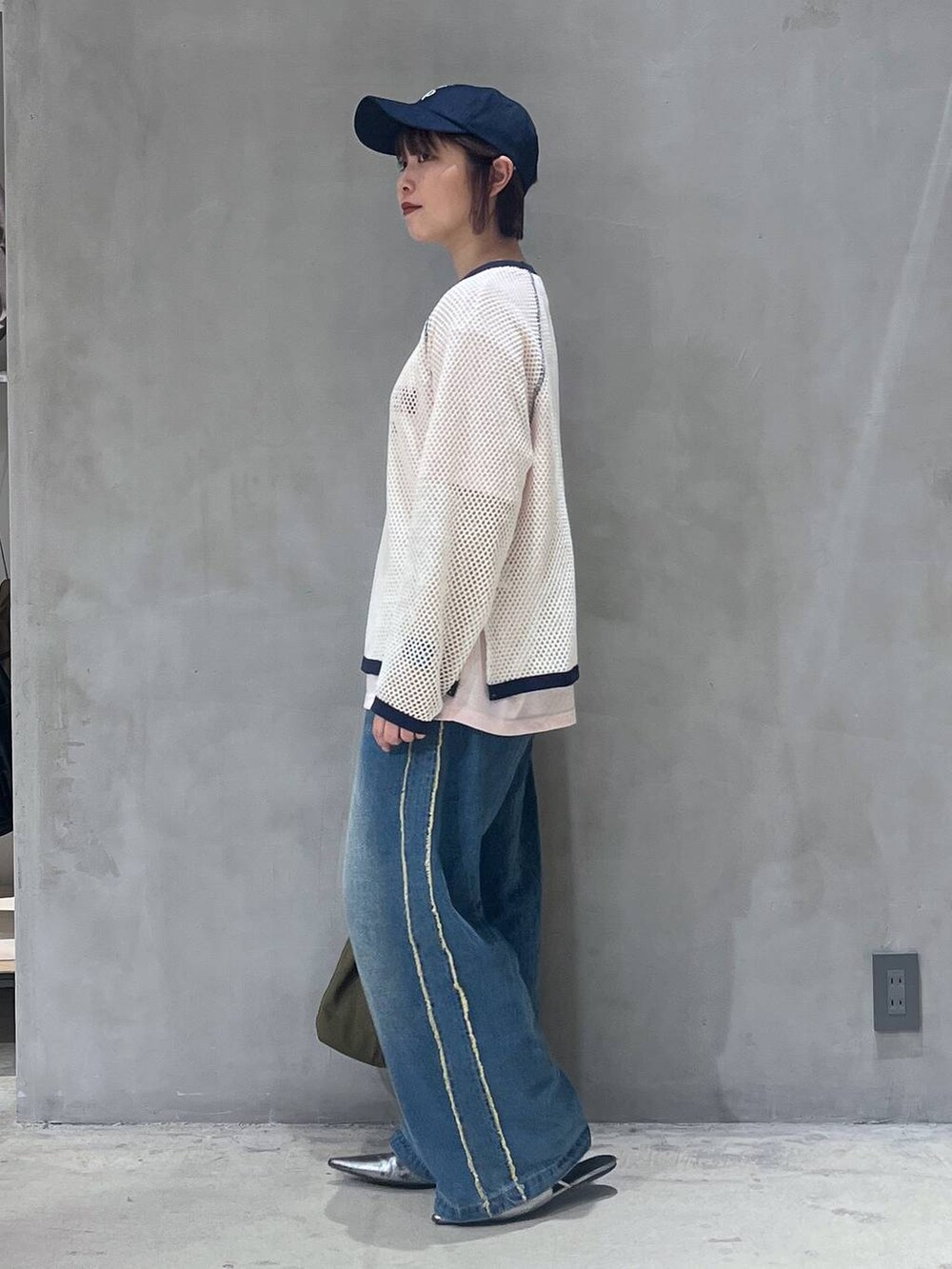 ブルー系のデニムパンツ、ピンク系のTシャツ/カットソー、ベージュ系のTシャツ/カットソーを着用したレディースの春コーディネートの2枚目の写真