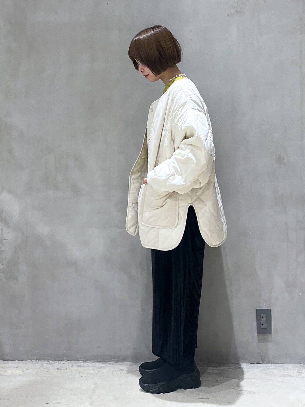 ベージュ系のブルゾン、ブラック系のスカート、ブラウン系のショルダーバッグを着用したレディースの秋コーディネートの4枚目の写真