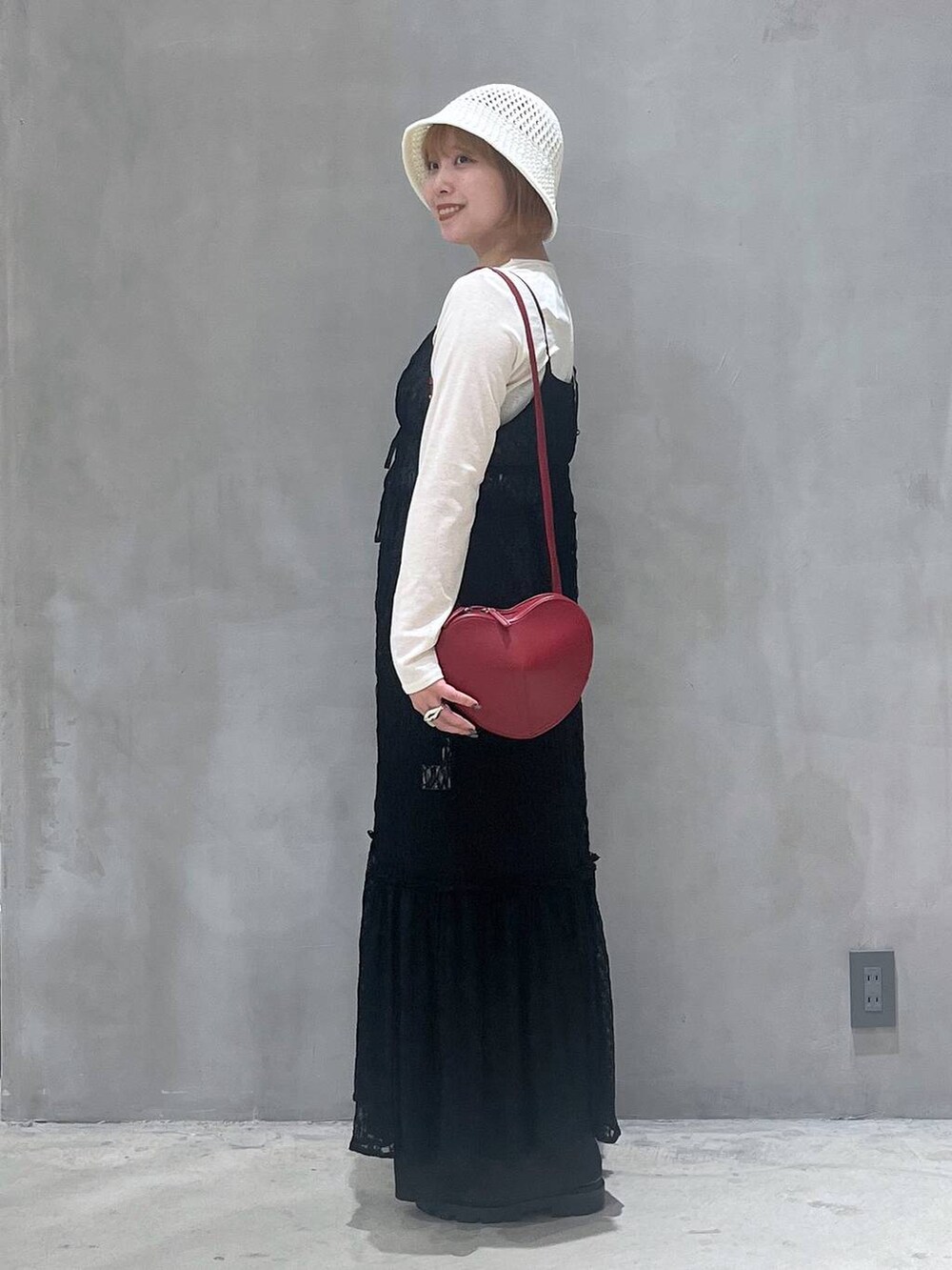 イエロー系のTシャツ/カットソー、レッド系のショルダーバッグ、ブラック系のその他パンツを着用したレディースの秋コーディネートの2枚目の写真