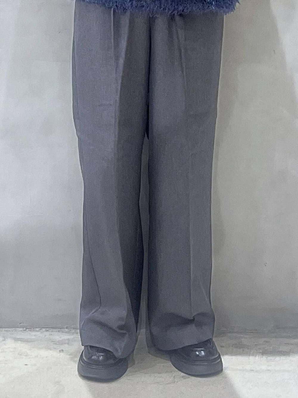 その他のショルダーバッグ、グレー系のスラックス、ブルー系のニット/セーターを着用したレディースの秋コーディネートの5枚目の写真