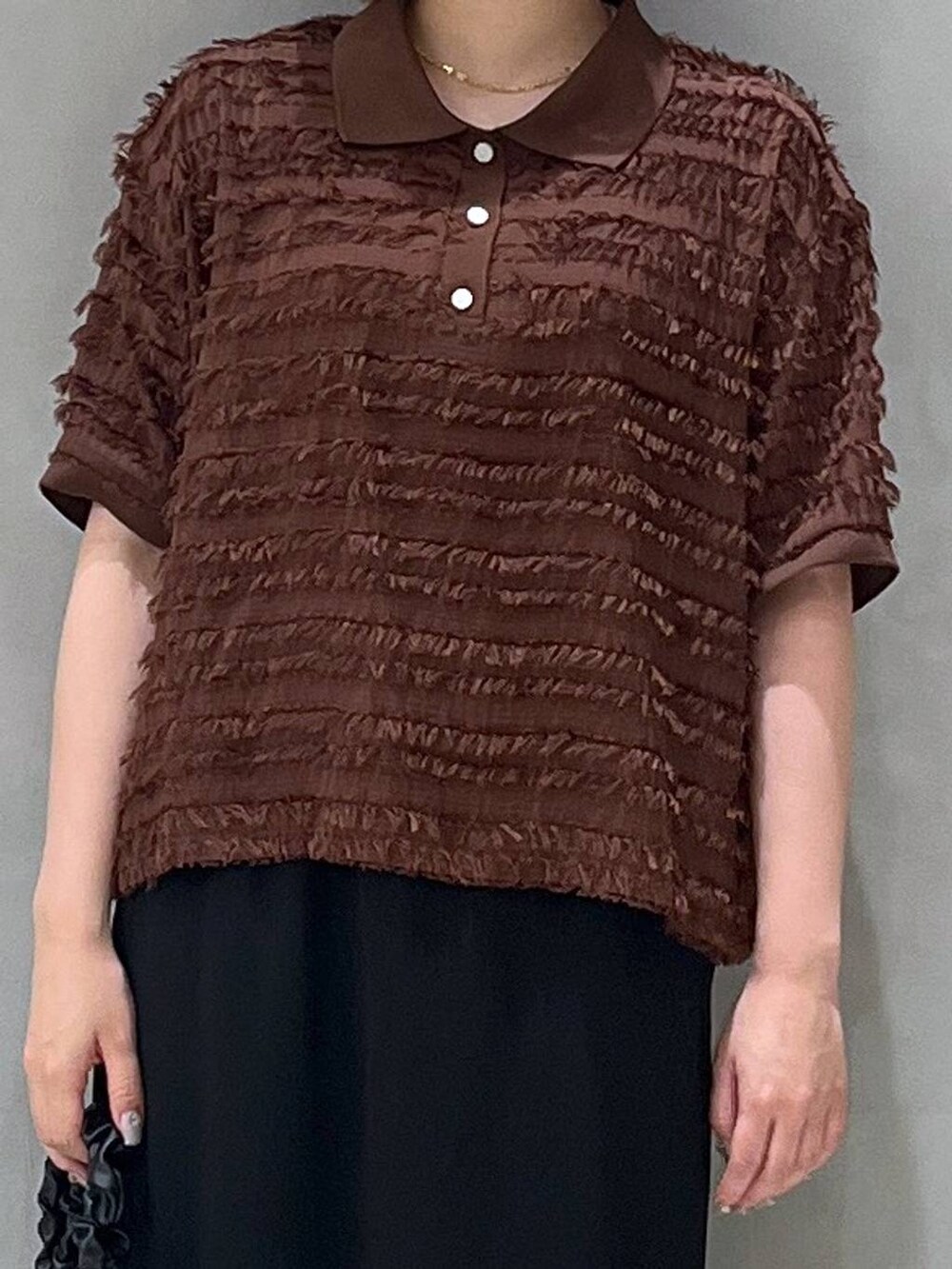 ブラック系のスカート、ブラック系のショルダーバッグ、ブラウン系のTシャツ/カットソーを着用したレディースの夏コーディネートの4枚目の写真