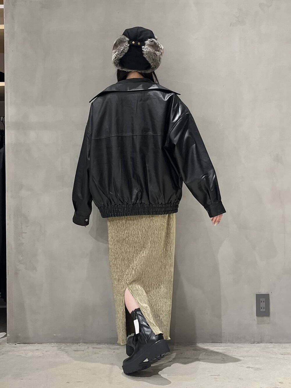 ブラック系のブルゾン、ブラック系のブーツ、ブラック系のニット/セーターを着用したレディースの秋コーディネートの3枚目の写真